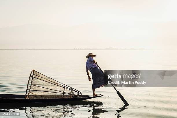 fisherman on boat, inle lake, shan state, myanmar - myanmar culture stockfoto's en -beelden