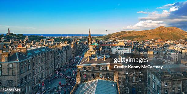 edinburgh - old town during the festival - arthurs seat stock-fotos und bilder