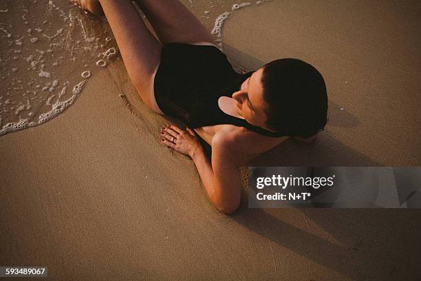 girl laying on beach - n n girl models - fotografias e filmes do acervo