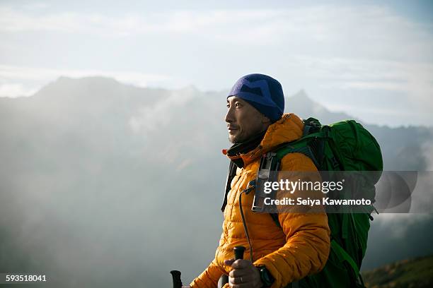 men who climb - bergbeklimartikelen stockfoto's en -beelden