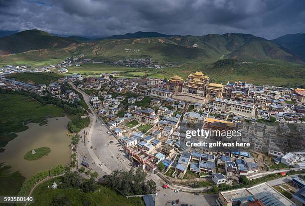 songzanlin tibetan buddhist monastery. - songzanlin monastery - fotografias e filmes do acervo