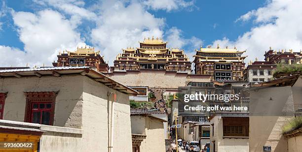 songzanlin tibetan buddhist monastery. - songzanlin monastery stock pictures, royalty-free photos & images