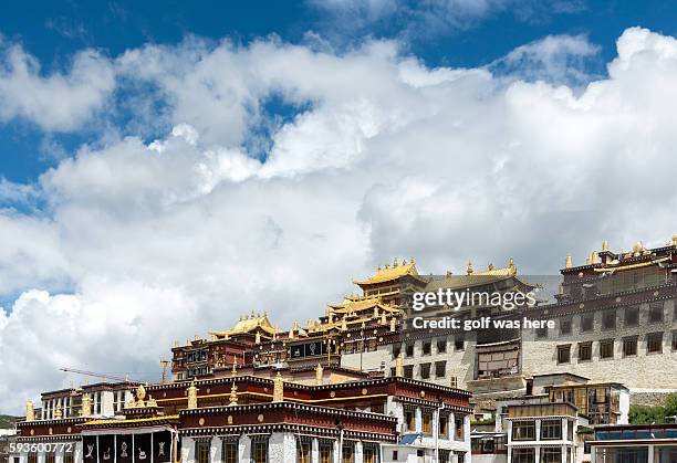 songzanlin tibetan buddhist monastery. - songzanlin monastery - fotografias e filmes do acervo