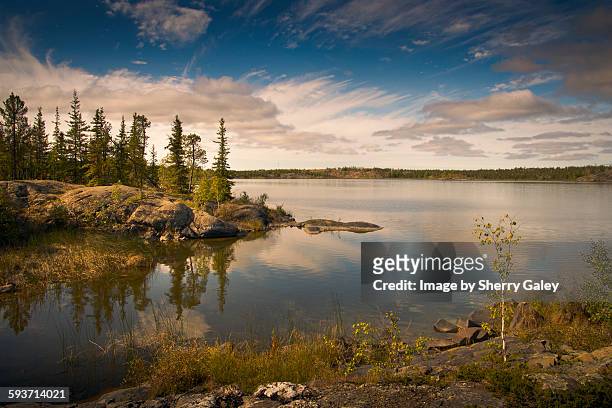 frame lake, northwest territories - yellowknife canada 個照片及圖片檔