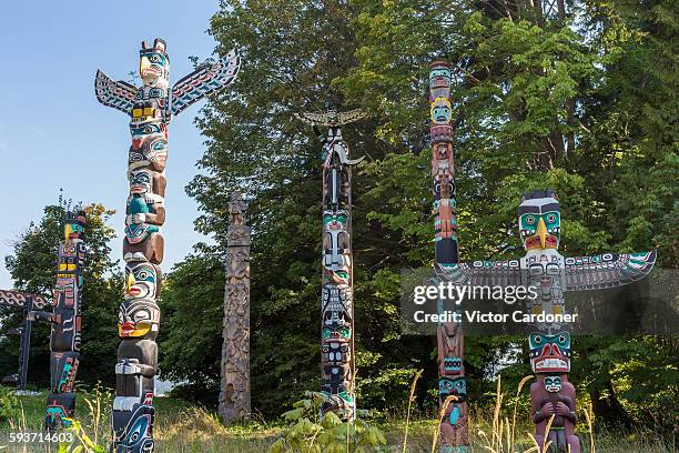 first nations totem poles, stanley park, vancouver - vancouver canada stock-fotos und bilder