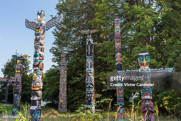 first nations totem poles, stanley park, vancouver - vancouver canada stock pictures, royalty-free photos & images