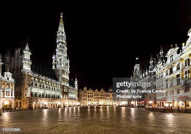 grand place illuminated at night, brussels - grand-place-de-bruxelles photos et images de collection
