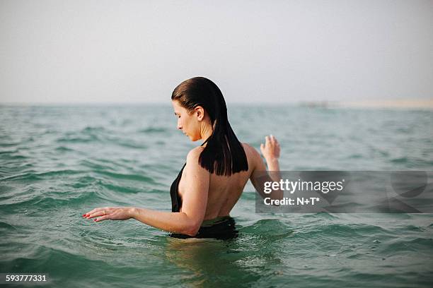 girl on beach - n n girl models imagens e fotografias de stock