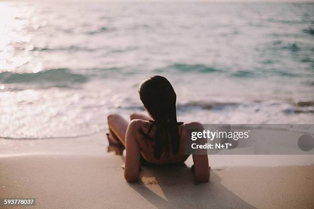 girl on beach - n n girl models - fotografias e filmes do acervo
