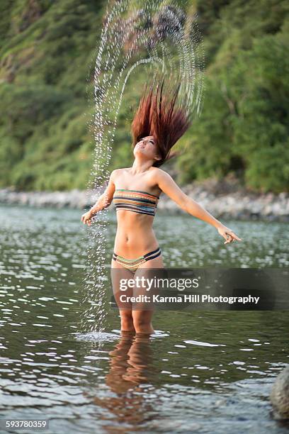 girl flipping her hair out of the water - haare schütteln stock-fotos und bilder