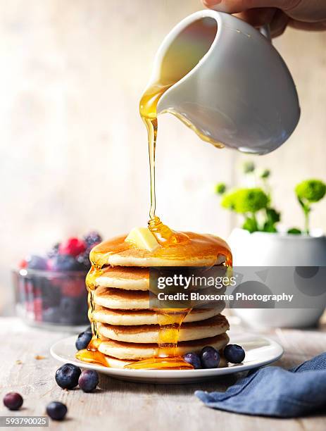 pancakes with syrup - syrup drizzle stock pictures, royalty-free photos & images