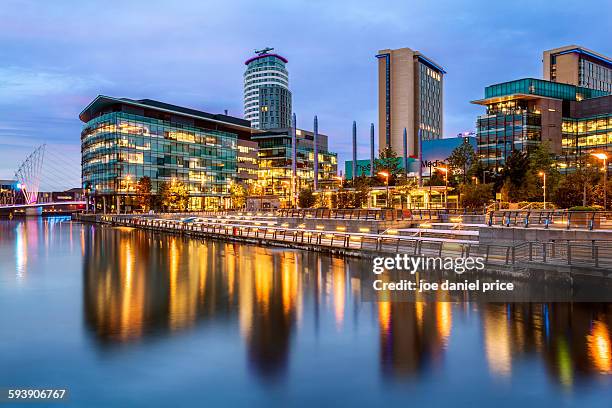 mediacityuk, salford quays, manchester, england - manchester engeland stockfoto's en -beelden
