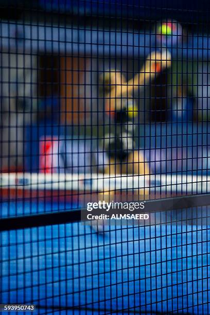 behind the wall - paddle tennis photos et images de collection