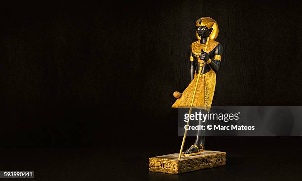 tutankhamun's tomb protector statue - howard carter stockfoto's en -beelden