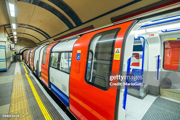 londoner underground - londoner u bahn stock-fotos und bilder