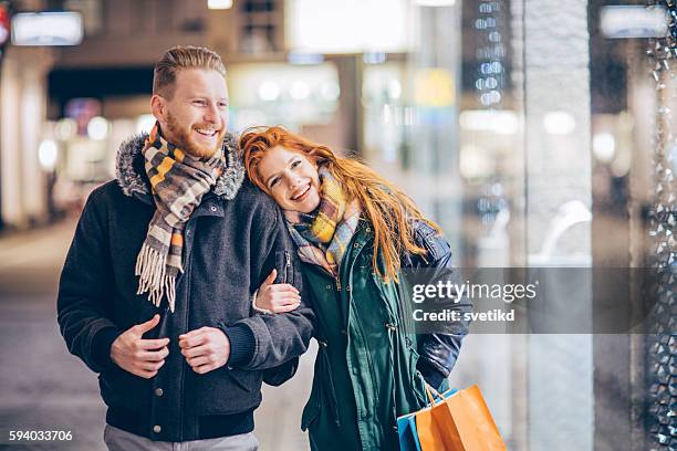 flanieren sie durch die straßen - couple walking shopping stock-fotos und bilder