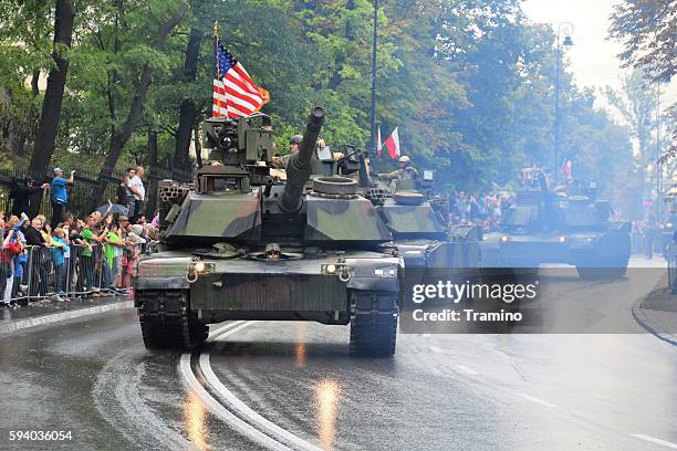 les chars américains en mouvement dans la rue - parade militaire photos et images de collection