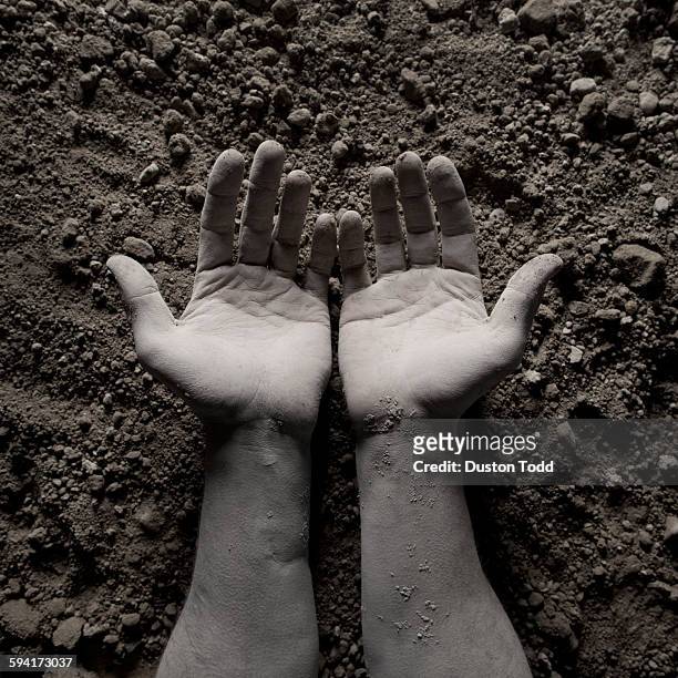 hands against dirt - hands cupped empty ストックフォトと画像