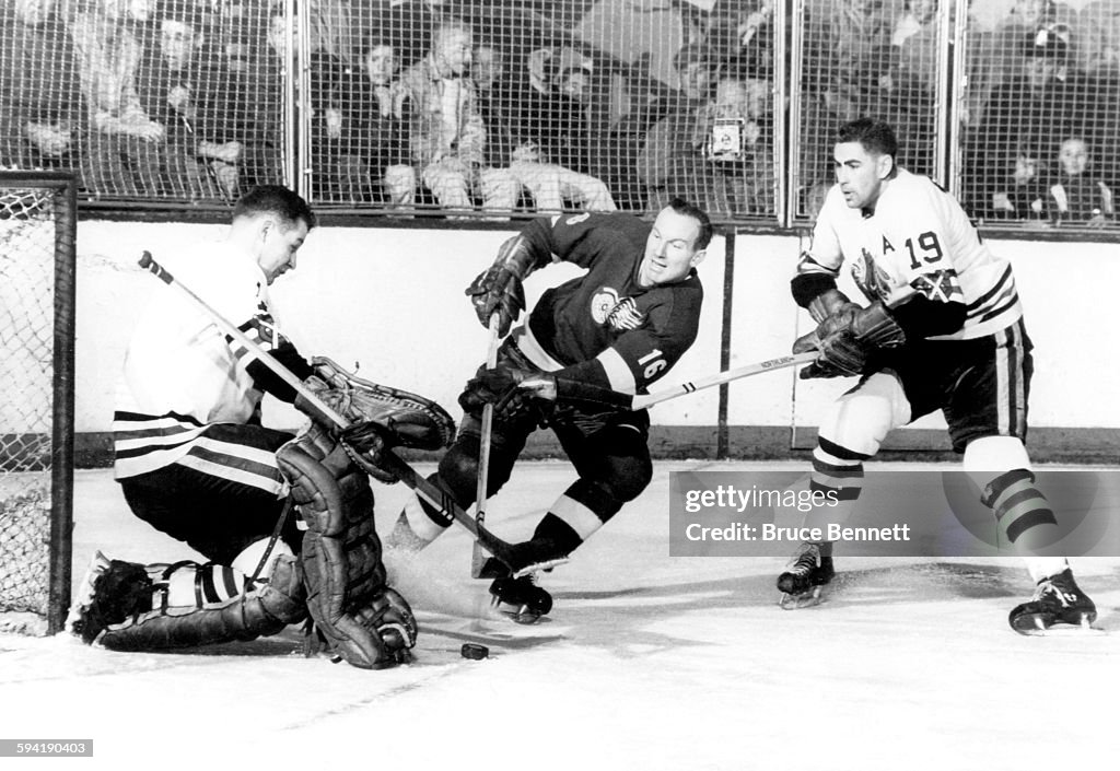 Chicago Blackhawks v Detroit Red Wings