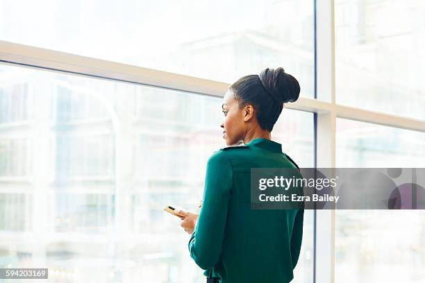 business woman looking out over the city. - ponto de vista - fotografias e filmes do acervo