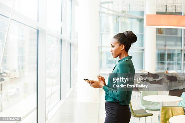 business woman looking out over the city. - business woman side stockfoto's en -beelden