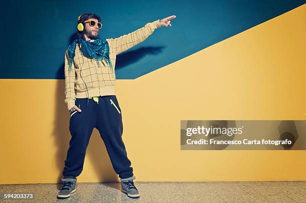 young man dressed in clothing rap - hiphop stockfoto's en -beelden