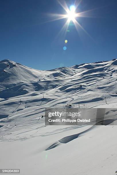 lens flare on the ski resort of valle nevado,chile - tellerlift stock-fotos und bilder