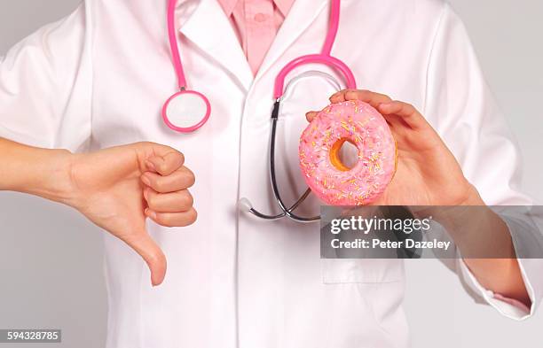 dietician gives thumbs down - polegar para baixo imagens e fotografias de stock