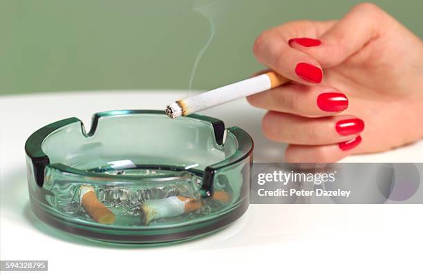 female heavy smoker - thema rauchen stock-fotos und bilder