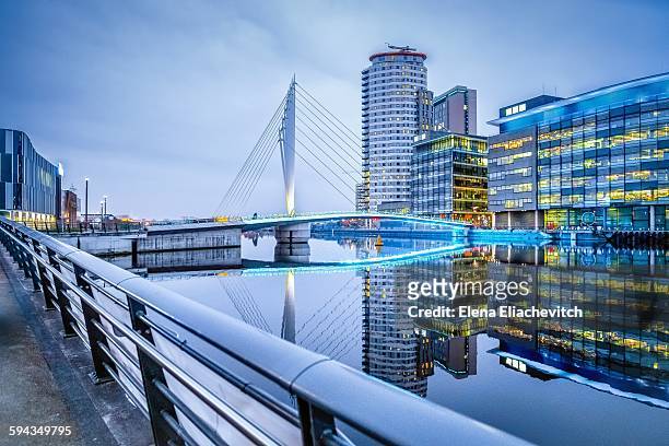 media city and suspension bridge - manchester inghilterra foto e immagini stock