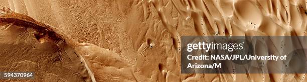 avalanche in the northern polar region of mars - cratera do meteoro arizona imagens e fotografias de stock