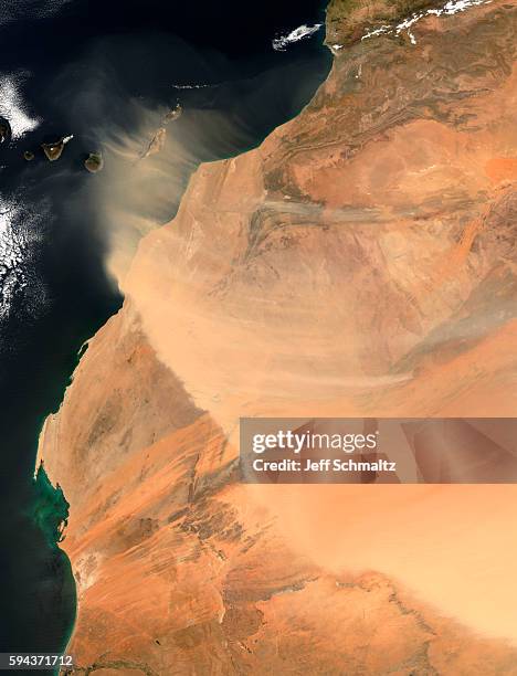 huge sandstorm in western sahara - dust storm stock-fotos und bilder