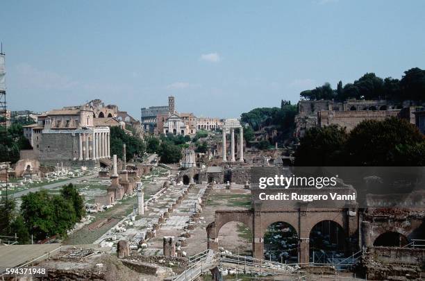 the roman forum with the colosseum in the background - basílica julia imagens e fotografias de stock