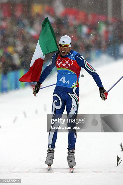 Jubel der Italien Staffel mit Fulvio Valbusa , Giorgio Di Centa , Pietro Piller Cottier und Cristian Zorzi hier im Ziel Langlaufen Staffel der Herren...