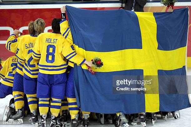 Eishockey Damen Finale Schweden 4 ice hockey ladies final goldgame Sweden - Canada Schwedens Team geinnt die Silbermedaille und posiert f?r die...