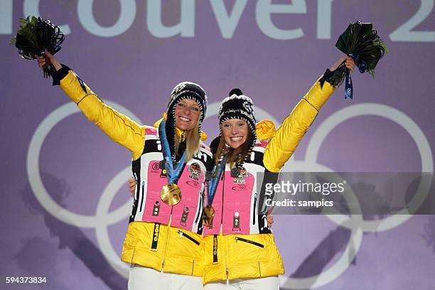 Olympiasieger Claudia Nystad und Evi Sachenbacher Stehle GER bei der Siegerehrung Gold Ski Langlaufen Team sprint Olympische Winterspiele in...