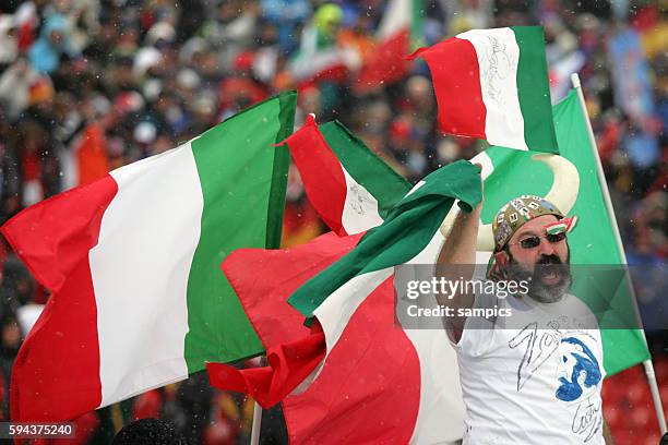 Italien Fan mit Fahnen Langlaufen Staffel der Herren M?nner 4 x 10 km 19. 2. 2006 cross skiing relay olympische Winterspiele in Turin 2006 olympic...