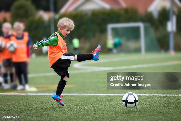 boy playing football - children football stockfoto's en -beelden