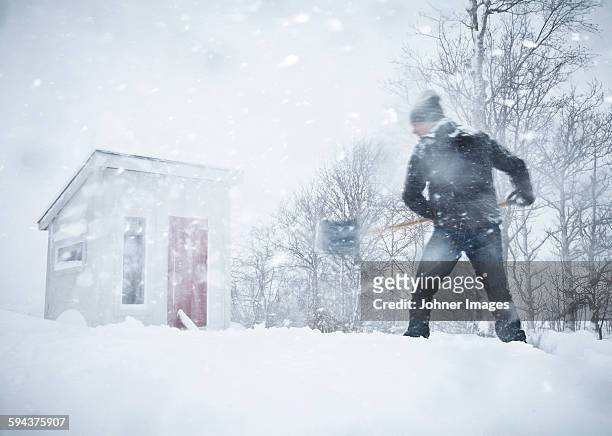man shoveling snow - pa imagens e fotografias de stock