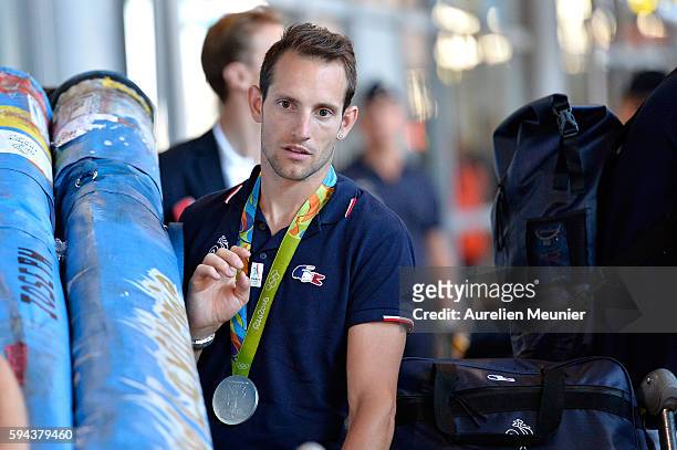 Renaud Lavillenie, pole vault silver medalist, arrives at Roissy Charles de Gaulle airport after the Olympic Games in Rio on August 23, 2016 in...