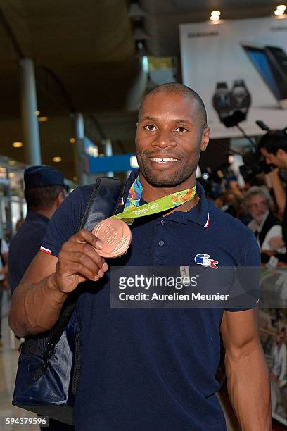 Gregory Bauge, track cycling bronze medalist, arrives at Roissy Charles de Gaulle airport after the Olympic Games in Rio on August 23, 2016 in Paris,...