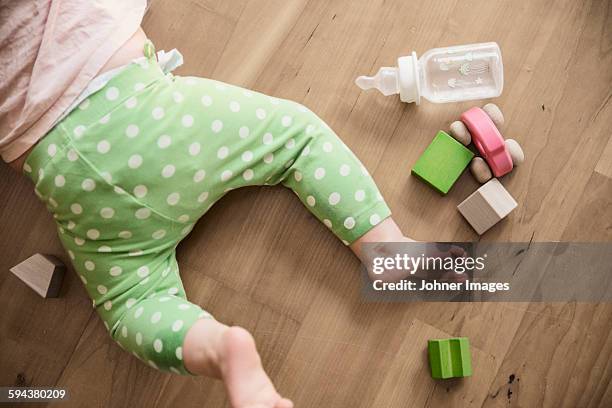 baby girl crawling - attrezzatura per neonato foto e immagini stock