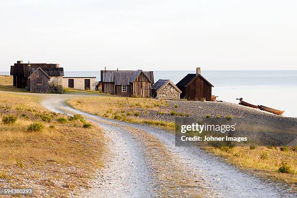 dirt track at sea - provinz gotland stock-fotos und bilder