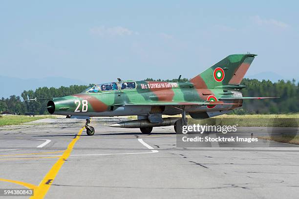 bulgarian air force mig-21um mongol. - um único objeto fotografías e imágenes de stock