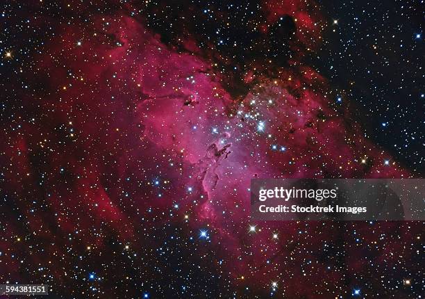 messier 16, the eagle nebula in serpens. - nebulosa del águila fotografías e imágenes de stock
