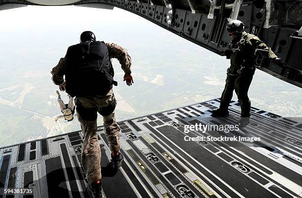 navy seals jump from the ramp of a c-17 globemaster iii over virginia. - navy marine and army commandos stock-fotos und bilder