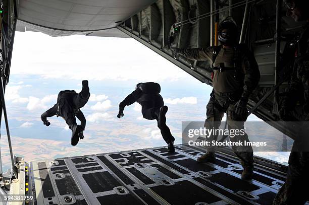 paratroopers with the spanish military jump from a c-130j super hercules. - c 130 hercules stockfoto's en -beelden