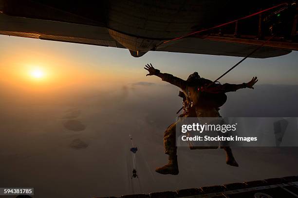 a u.s. air force pararescueman jumps from an hc-130p/n combat king. - parachute jump stockfoto's en -beelden