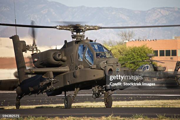 ah-64d apache longbow taxiing out to the launch pad during excercise angel thunder 2013. - ah 64 longbow 個照片及圖片檔