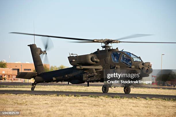 ah-64d apache longbow taxiing out to the launch pad during excercise angel thunder 2013. - arizona angel thunder fotografías e imágenes de stock